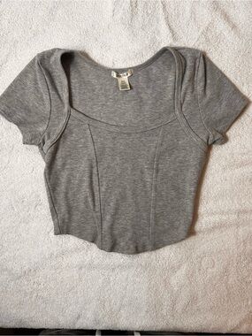 GREY RIBBED SHORT SLEEVE SCOOP NECK Women's Top SIZE SMALL